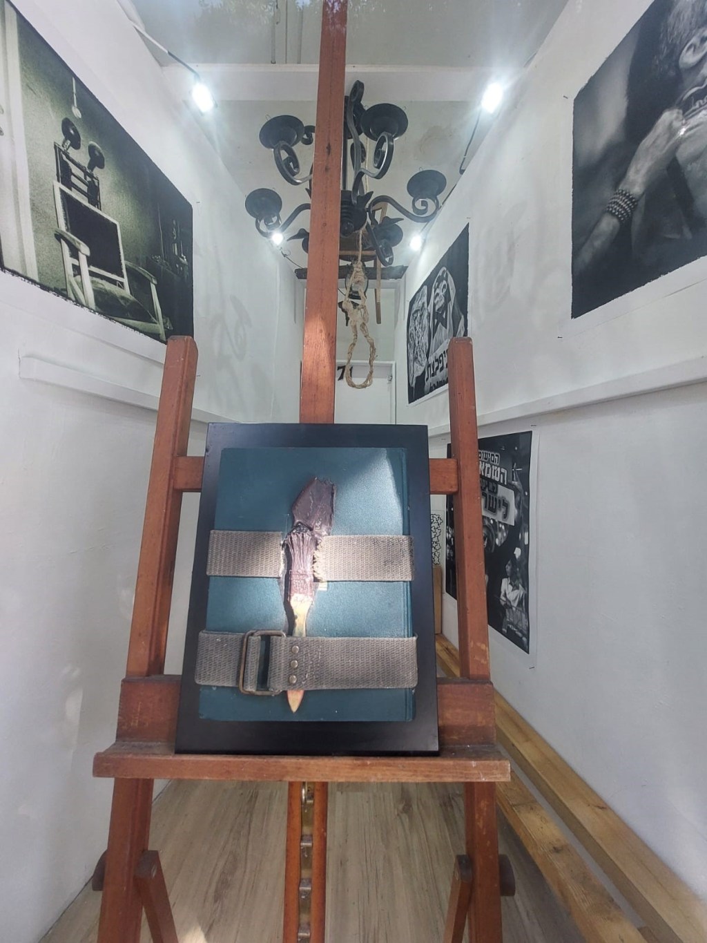 החטא ועונשו צילום הצבה מבחוץ