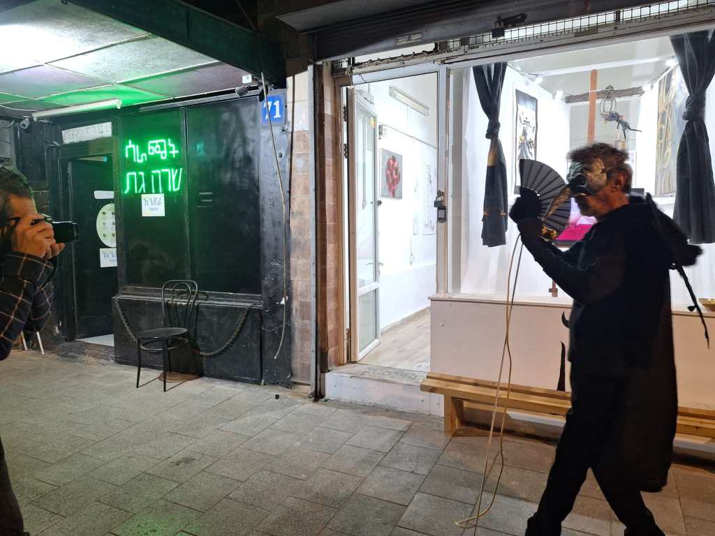 טראנסיס – עורבנית-חקיינית